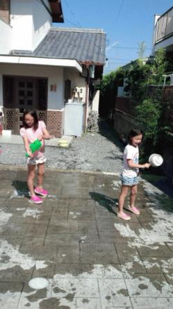 打ち水写真（ガールスカウト３）