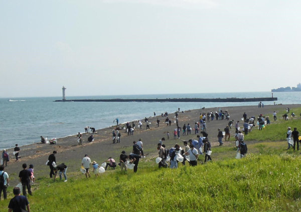 写真１：海岸清掃写真.jpg