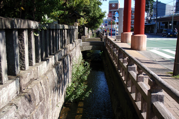 浅間神社前の水路