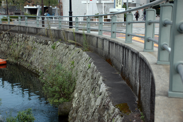 県庁東館前の外堀